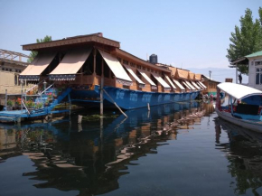 Fiji Group Of Houseboats